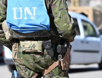 Un militaire français décédé et trois blessés, annonce Macron, qui accuse le Hezbollah