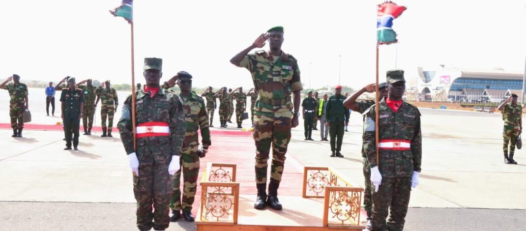 Visite en Gambie : le CEMGA salue l’engagement du contingent sénégalais au service des populations