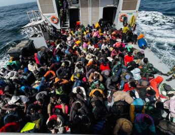 La Marine nationale intercepte deux pirogues de migrants au large de Saint-Louis
