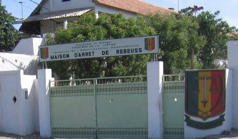 Désengorgement des prisons : Guy Marius Sagna interpelle le gouvernement sur les bracelets électroniques, la fouille intégrale et les nouvelles prisons