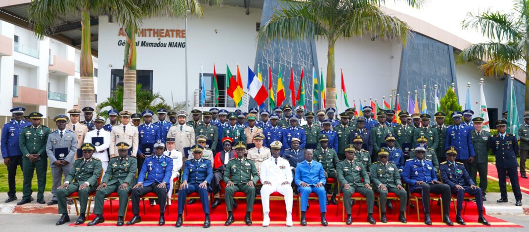 L’INSTITUT DE DÉFENSE DU SÉNÉGAL : REMET SUR LE TERRAIN UNE NOUVELLE PROMOTION D’OFFICIERS FORMÉS AUX ENJEUX STRATÉGIQUES