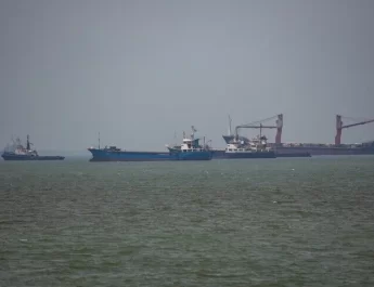 L&rsquo;Iran affirme que deux navires sont impliqués dans un « accident » après avoir tenté de traverser le détroit d&rsquo;Ormuz via une « route dangereuse » empruntée par les États-Unis.